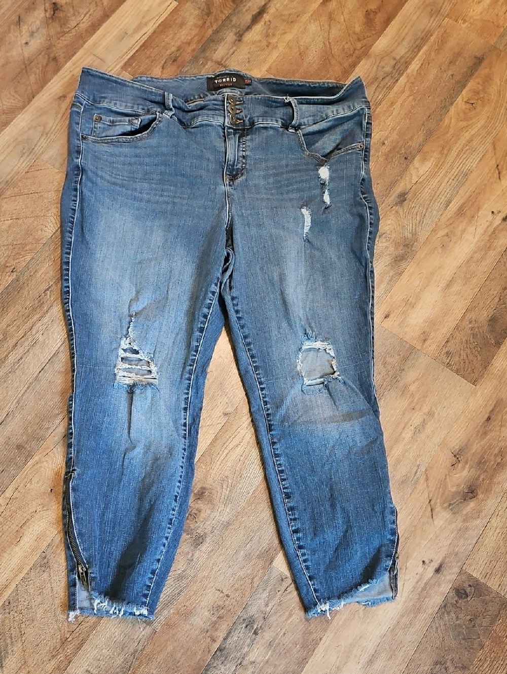 👖Torrid Distressed Blue Denim Jeans - Women's